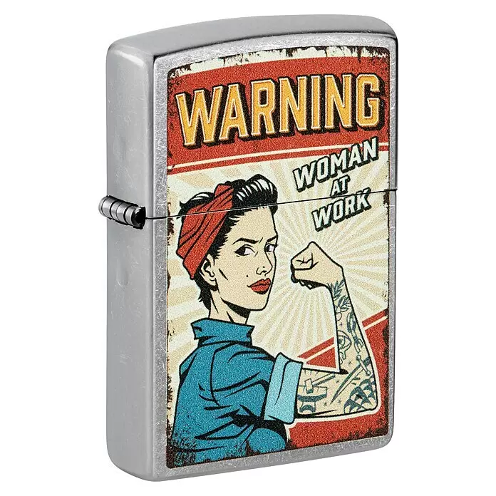 Zippo Sturmfeuerzeug Classic Street Chrome™ - Woman at Work - Diagonale Ansicht