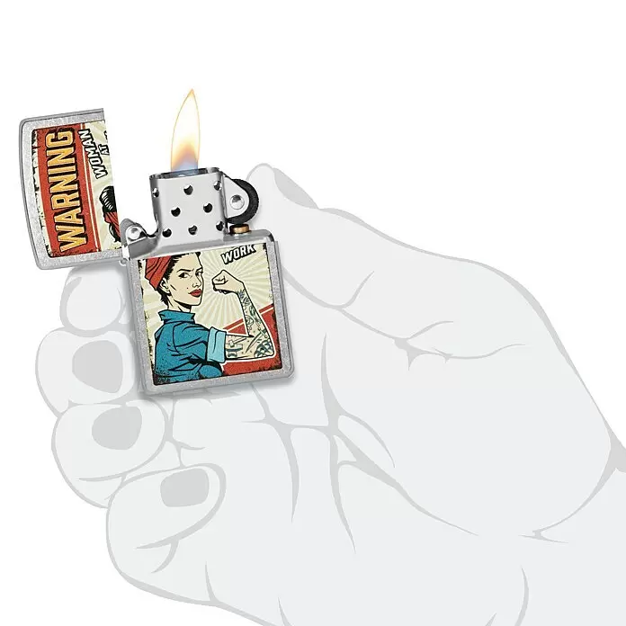Zippo Sturmfeuerzeug Classic Street Chrome™ - Woman at Work - Anwendungsbeispiel