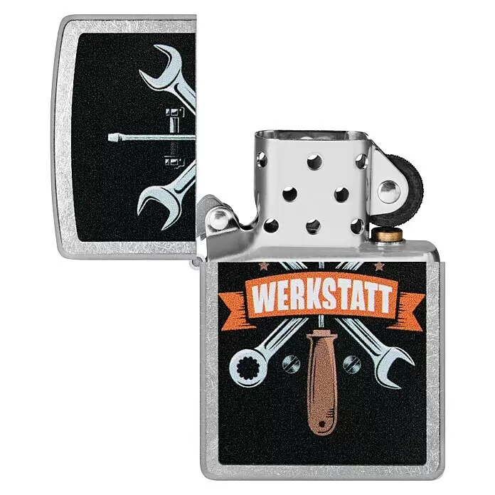 Zippo Sturmfeuerzeug Classic Street Chrome™ - Werkstatt - Ein offenes, silbernes Zippo-Feuerzeug. Sein schwarzes, texturiertes Design zeigt ein „WERKSTATT“-Banner und gekreuzte Werkstattwerkzeuge.