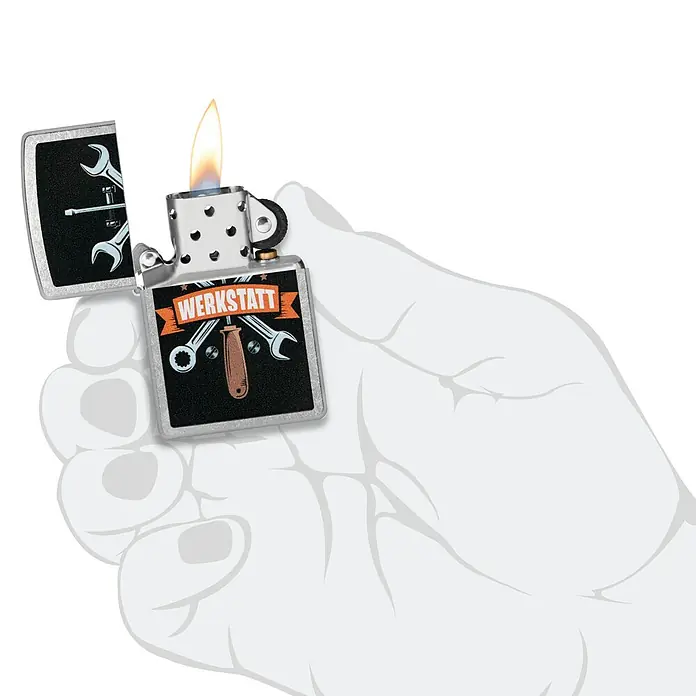 Zippo Sturmfeuerzeug Classic Street Chrome™Werkstatt - Das Bild zeigt ein Zippo Feuerzeug mit Werkstatt Design, das eine Flamme hat und in der Hand gehalten wird. Das Feuerzeug hat einen silbernen Farbton.