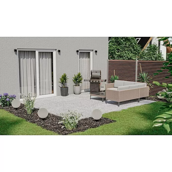 Terrassenfliese Cera 2.0 - 60 x 120 x 2 cm, Fortezza Montorfano, Matt - Moderne Outdoor-Lounge-Sitzgruppe mit beigem Rattan-Geflecht und hellgrauen Kissen, auf einer Terrasse mit Grill und Gartenleuchten.