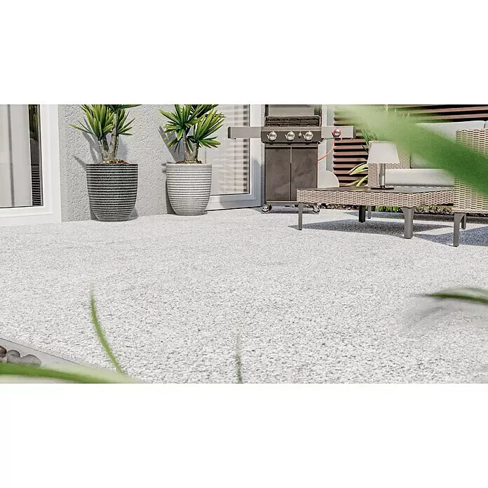 Terrassenfliese Cera 2.0 - 60 x 120 x 2 cm, Fortezza Montorfano, Matt - Heller, körniger Terrassenbelag in einer Außenumgebung mit Möbeln und Pflanzen.