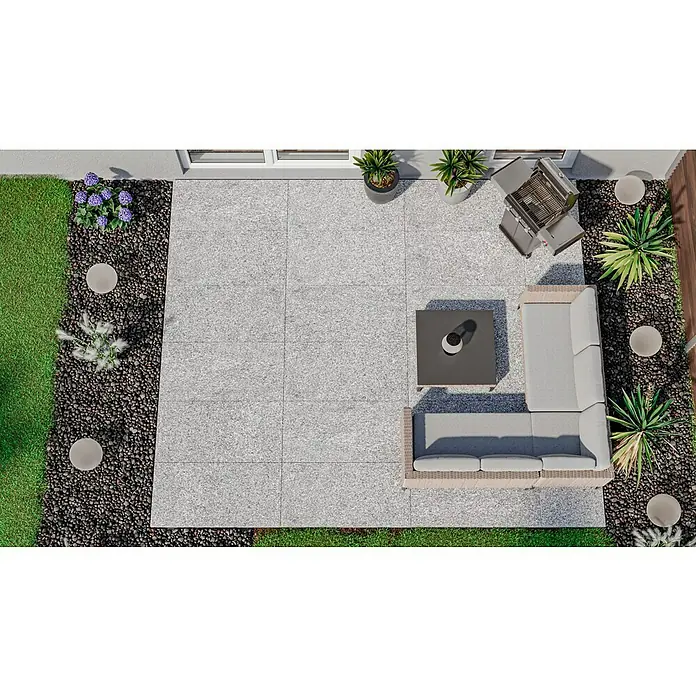 Terrassenfliese Cera 2.0 - 60 x 120 x 2 cm, Fortezza Montorfano, Matt - Außenaufnahme einer Terrasse mit Lounge-Möbeln, Grill und dekorativen Elementen. Die Terrasse lädt zum Entspannen und Verweilen im Freien ein.