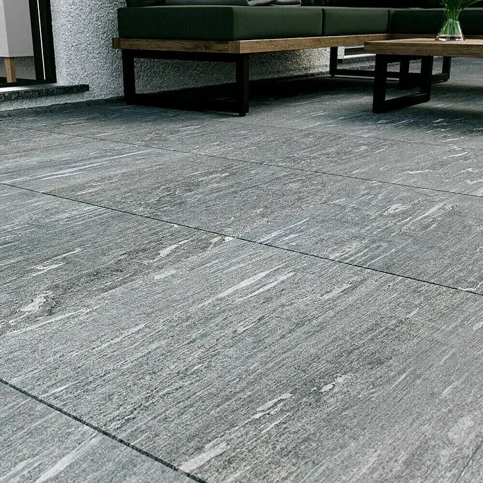 Marazzi Terrassenfliese Esterno 20T Davos - 60 x 60 x 2 cm, Grau, Matt - Bild eines grauen Steinzeugbodenbelags für den Außenbereich, der eine moderne Terrasse ergänzt.\n