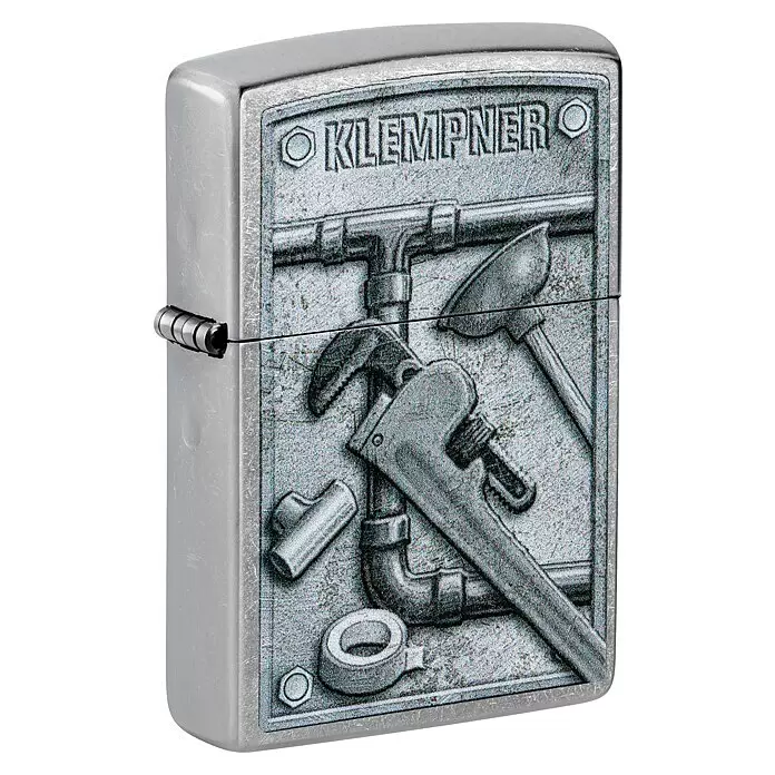 Zippo Sturmfeuerzeug Classic Street Chrome™ - Klempner, Einfarbig - Silbernes Metallfeuerzeug mit geprägten Klempnerwerkzeugen und „KLEMPNER“-Schriftzug.