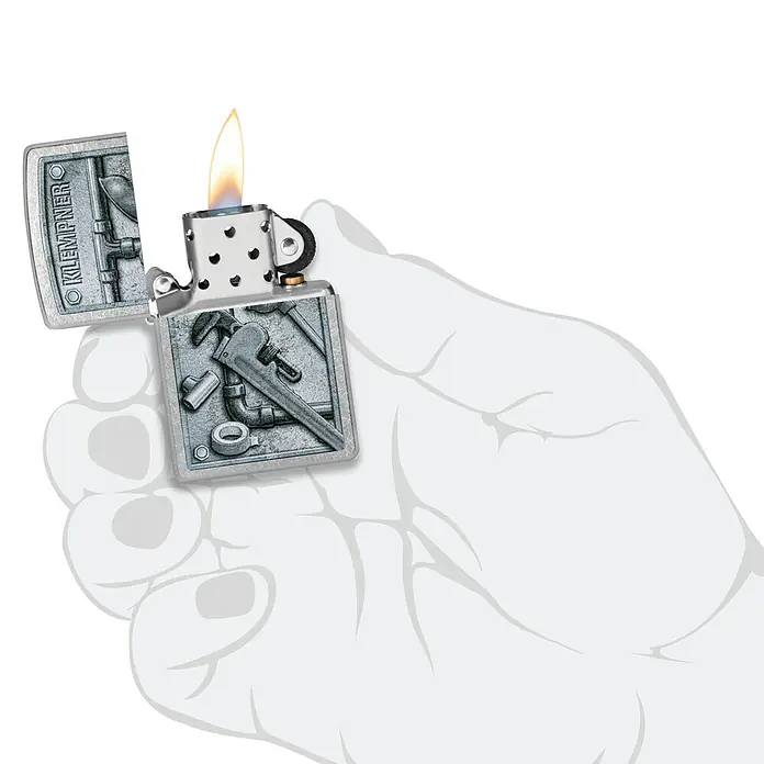 Zippo Sturmfeuerzeug Classic Street Chrome™ - Klempner, Einfarbig - Abbildung eines Zippo-Feuerzeugs mit einem Klempnerdesign, das in einer Hand gehalten wird. Das Feuerzeug ist geöffnet und die Flamme brennt.