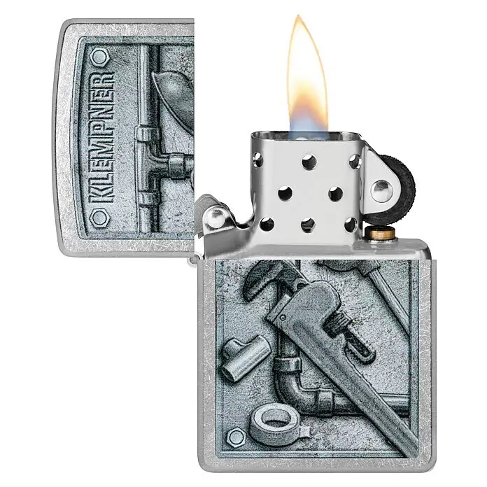 Zippo Sturmfeuerzeug Classic Street Chrome™ - Klempner, Einfarbig - Silbernes Metallfeuerzeug im Zippo-Stil, geöffnet mit Flamme. Geprägtes Design aus Klempnerwerkzeugen und "KLEMPNER" Schriftzug.