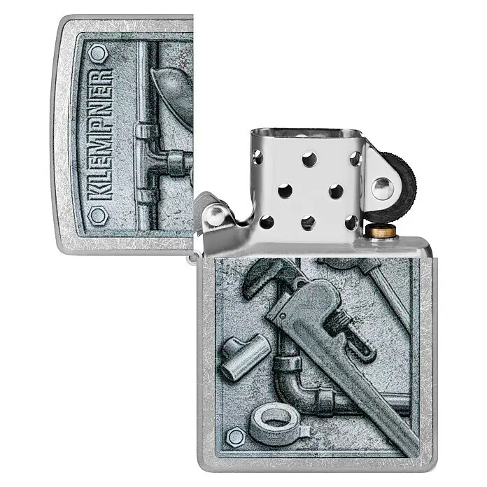 Zippo Sturmfeuerzeug Classic Street Chrome™ - Klempner, Einfarbig - Offenes silbernes Zippo Feuerzeug mit geprägten Klempnerwerkzeugen und "KLEMPNER" Aufschrift.