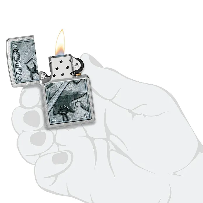 Zippo Sturmfeuerzeug Classic Street Chrome™ - Schmied - Ein Zippo-Feuerzeug mit Schmiedemotiv in einer Hand, das die Handwerkskunst und Funktionalität des Artikels hervorhebt.