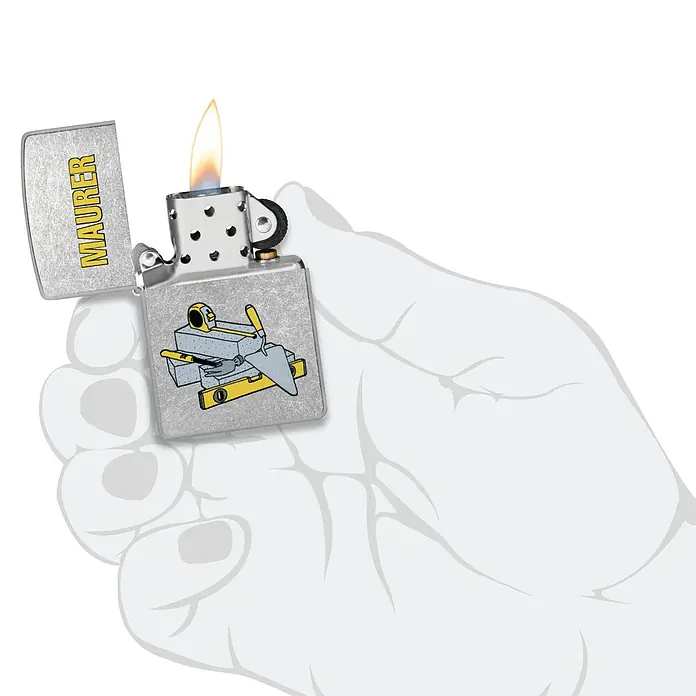 Zippo Sturmfeuerzeug Classic Street Chrome™ - Maurer - Maurer Feuerzeug mit Flamme in Hand gehalten.