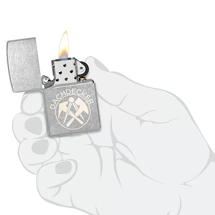 Zippo Sturmfeuerzeug Classic Street Chrome™ - Dachdecker - Gebürstetes Chrom-Feuerzeug mit 'DACHDECKER'-Logo, geöffnet mit Flamme, in einer Hand.
