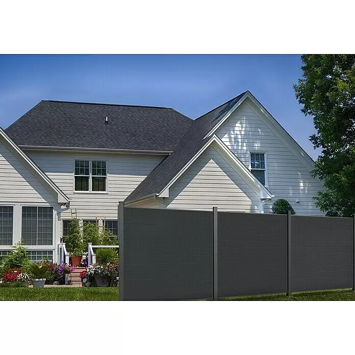 Kovalex Sichtschutzelement Premium Startermodul Komplettset - B x H: 180 x 180 cm, Anthrazit - Dunkelgrauer Sichtschutzzaun mit strukturierten horizontalen Paneelen im Garten vor einem Haus.