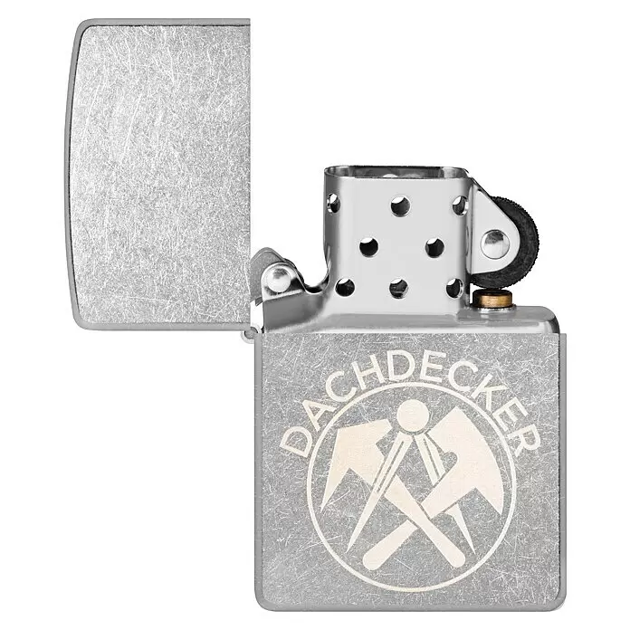 Zippo Sturmfeuerzeug Classic Street Chrome™ - Dachdecker - Offenes, silbernes Metallfeuerzeug mit Kratztextur, graviert mit „DACHDECKER“ und Dachdecker-Werkzeuglogo.