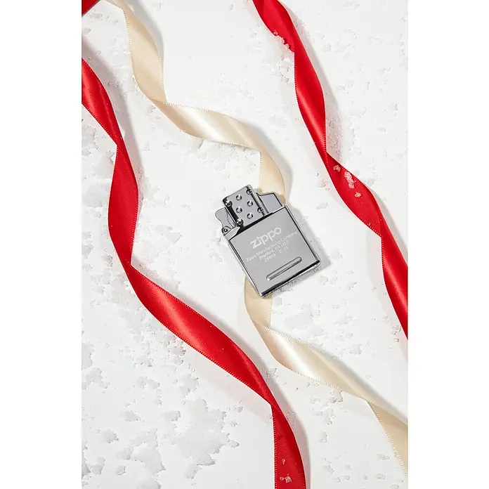 Zippo Einzelbrenner-Einsatz - Passend für: Zippo Sturmfeuerzeuge Classic Street Chrome™ - Nahaufnahme eines polierten Zippo-Feuerzeugs mit roten und cremefarbenen Bändern auf weißem, strukturiertem Grund, ideal für Sammler oder als Geschenk.