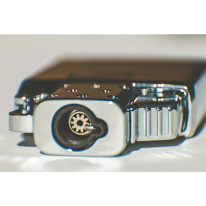 Zippo Einzelbrenner-Einsatz - Passend für: Zippo Sturmfeuerzeuge Classic Street Chrome™ - Nahaufnahme eines eleganten, silberfarbenen Feuerzeugs mit raffiniertem Zündmechanismus, das Qualität und Stil vereint.