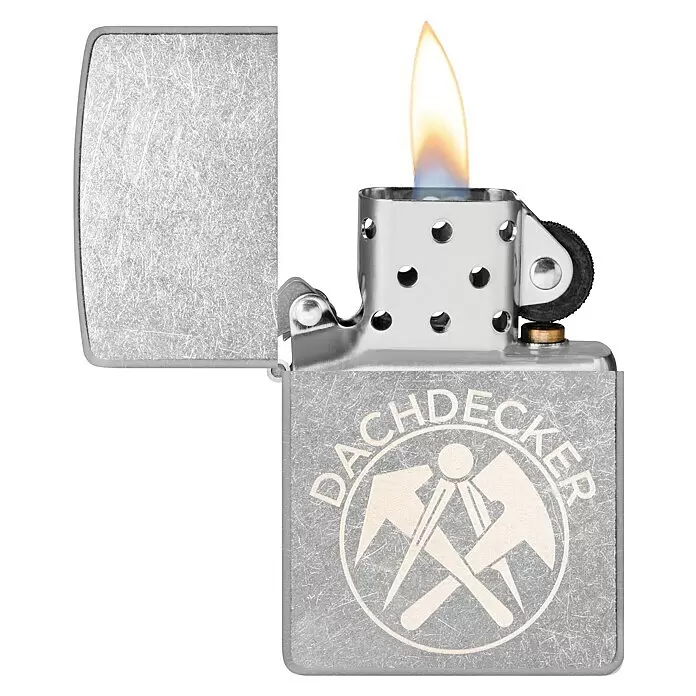 Zippo Sturmfeuerzeug Classic Street Chrome™ - Dachdecker - Offenes silbernes Metallfeuerzeug mit Flamme und "DACHDECKER"-Gravur mit gekreuzten Dachdeckerwerkzeugen.