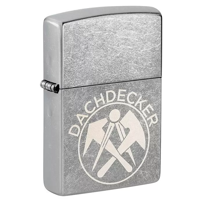 Zippo Sturmfeuerzeug Classic Street Chrome™ - Dachdecker - Silberfarbenes Metallfeuerzeug mit gebürsteter Oberfläche, versehen mit dem Schriftzug "DACHDECKER" und einem gekreuzten Dachdeckerhammer-Logo.