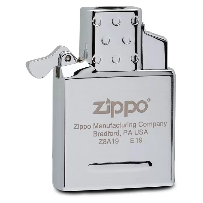 Zippo Einzelbrenner-Einsatz - Passend für: Zippo Sturmfeuerzeuge Classic Street Chrome™ - Polierter Chrom-Zippo-Feuerzeug mit geöffnetem Deckel, sichtbar sind das Inlay, das gravierte Zippo-Logo und Herstellungsdetails.