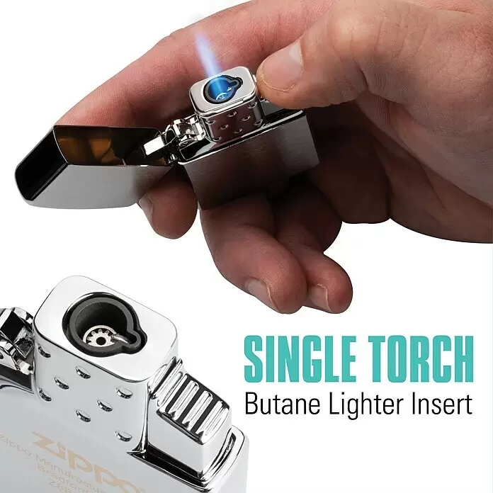 Zippo Einzelbrenner-Einsatz - Passend für: Zippo Sturmfeuerzeuge Classic Street Chrome™ - Verchromter Zippo Einzelflammen-Butanfeuerzeug-Einsatz, einer brennend in Hand, ein anderer unbeleuchtet.