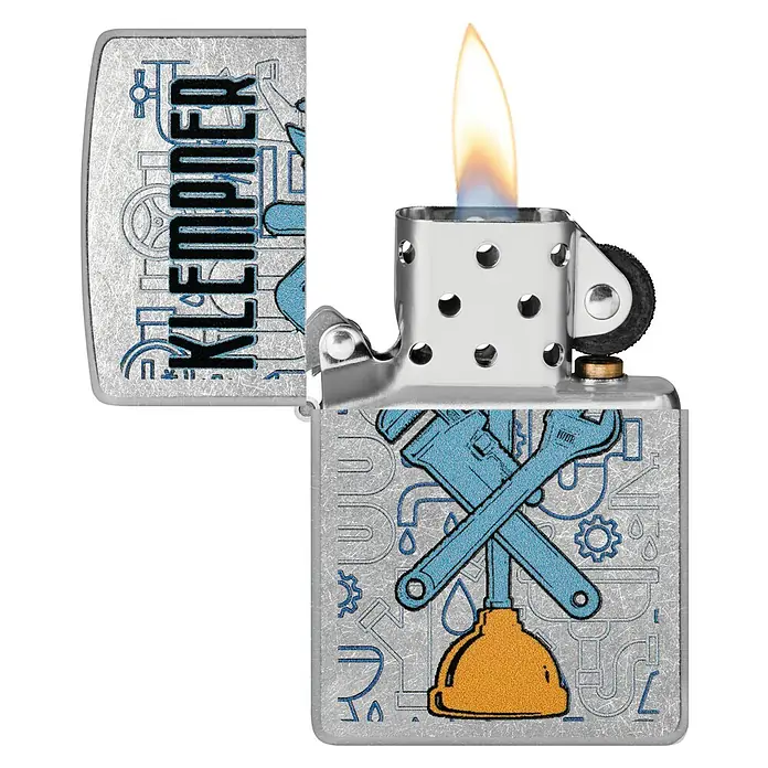 Zippo Sturmfeuerzeug Classic Street Chrome™ - Klempner, Mehrfarbig - Ein Zippo-Feuerzeug mit einem aufgedruckten "Keeper"-Motiv und Sanitärmotiv, das eine Flamme zeigt.