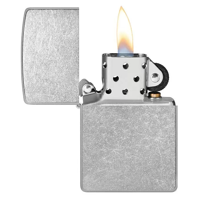Zippo Sturmfeuerzeug Classic Street Chrome™ - Ohne - Offenes silbernes Metallfeuerzeug mit einer brennenden Flamme.