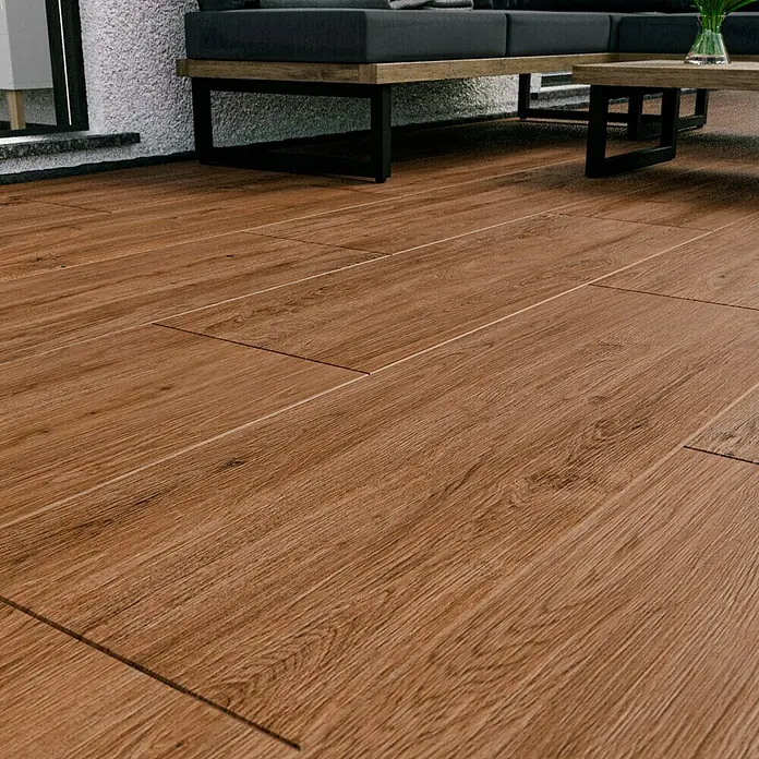 Marazzi Terrassenfliese Esterno 20T Woodliving Scuro - 40 x 120 x 2 cm, Braun, Matt - Nahaufnahme von Holzfliesen, die eine warme und natürliche Optik bieten. Perfekt für Innen- und Außenbereiche, die Stil und Funktionalität kombinieren.