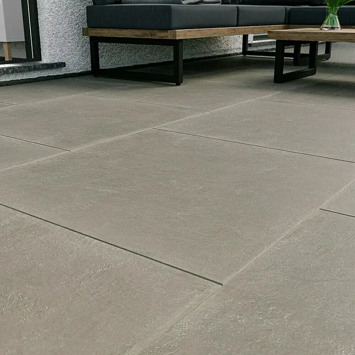 Marazzi Terrassenfliese Esterno 20T Material80 x 80 x 2 cm, Grau, Matt - Bild von grauen Terrassenfliesen im Außenbereich, die ein modernes und stilvolles Ambiente schaffen. Perfekt für jeden Garten.
