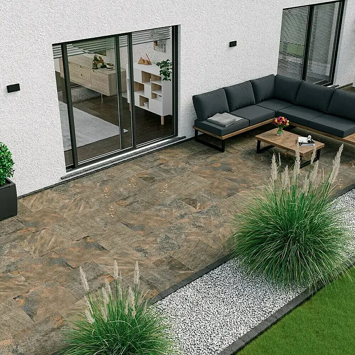 Marazzi Terrassenfliese Esterno 20T Rocking Grey - 60 x 60 x 2 cm, Grau/Braun, Matt - Terrassenansicht mit natürlich wirkenden Steinzeugfliesen in Braun- und Grautönen, die eine warme und einladende Atmosphäre schaffen.
