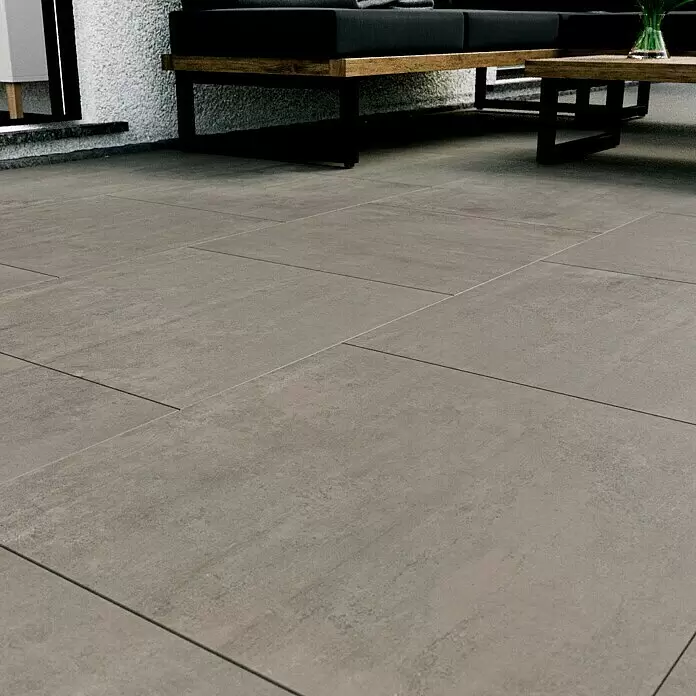 Terrassenfliese Garden Grey - 60 x 60 x 2 cm, Grau, Matt - Graue Betonoptik-Terrassenfliesen als Bodenbelag auf einer Außenterrasse mit Lounge-Möbeln.