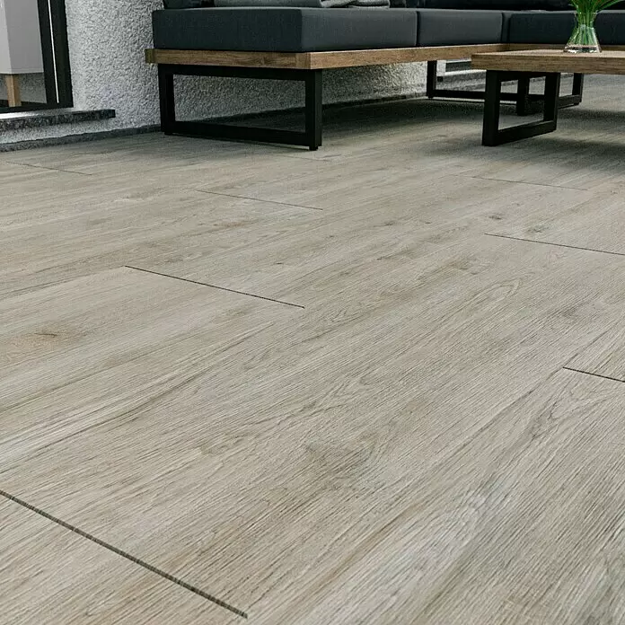 Marazzi Terrassenfliese Esterno 20T Woodliving Fumo - 40 x 120 x 2 cm, Beige, Matt - Helle graue Holzoptik-Terrassenfliesen mit dunklen Fugen unter modernen Gartenmöbeln.