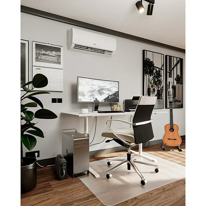TCL Inverter-Klimasplitgerät Multi Split Duo - Kühlleistung: 1.650 W - 3.300 W, Heizleistung: 3.360 W, Raumgröße: 26 m², Passend für: 2 Räume bis jeweils 26 m² - Ein moderner Büroraum mit einem TCL Klimagerät an der Wand, einem Schreibtisch mit PC und einem Bürostuhl auf einer Bodenschutzmatte.