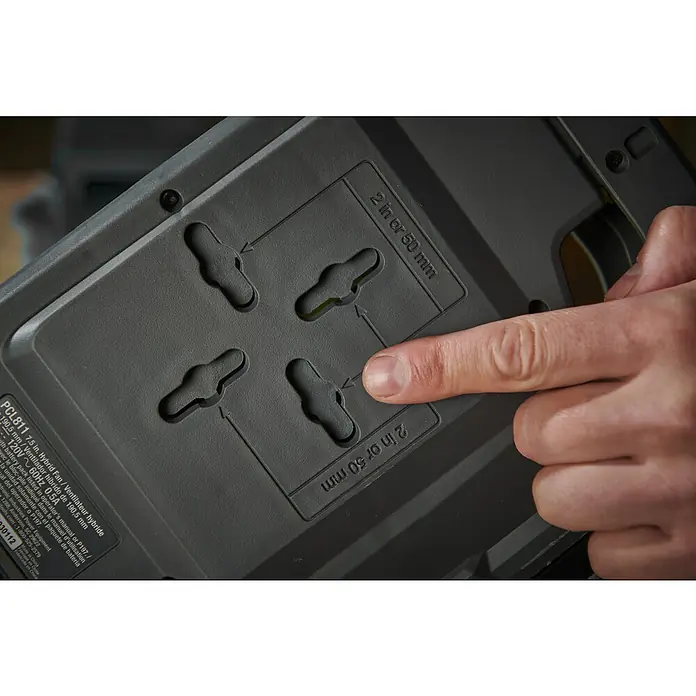 Ryobi ONE+ Akku-Ventilator RF18-0 - 18 V, Ohne Akku - Nahaufnahme der Montagevorrichtung eines Ryobi Hybrid-Ventilators, die eine einfache und sichere Befestigung ermöglicht.