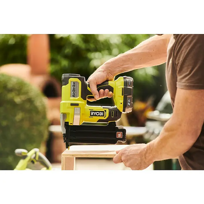 Ryobi ONE+ Akku-Nagler R18GN18-0 - 18 V, Ohne Akku, Länge Nagel: 15 mm - 50 mm - Nahaufnahme eines RYOBI AirStrike Akku-Naglers mit 18 Gauge in Aktion, der für präzise Befestigungsarbeiten verwendet wird.