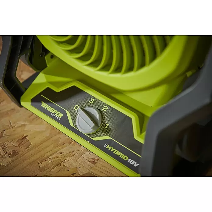 Ryobi ONE+ Akku-Ventilator RF18-0 - 18 V, Ohne Akku - Limettengrüner und dunkelgrauer tragbarer Ventilator der 'Whisper Series' mit 3-Stufen-Drehschalter und 'Hybrid 18V'-Aufschrift.