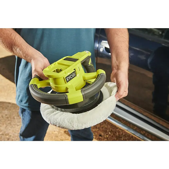 Ryobi ONE+ Polierrad RAK2BB - Passend für: RBP18250-0, 2 Stk., Durchmesser: 250 mm - Ein Mann hält einen gelben Ryobi-Polierer mit einem weißen Polieraufsatz vor einem Auto, bereit für die Lackpflege.