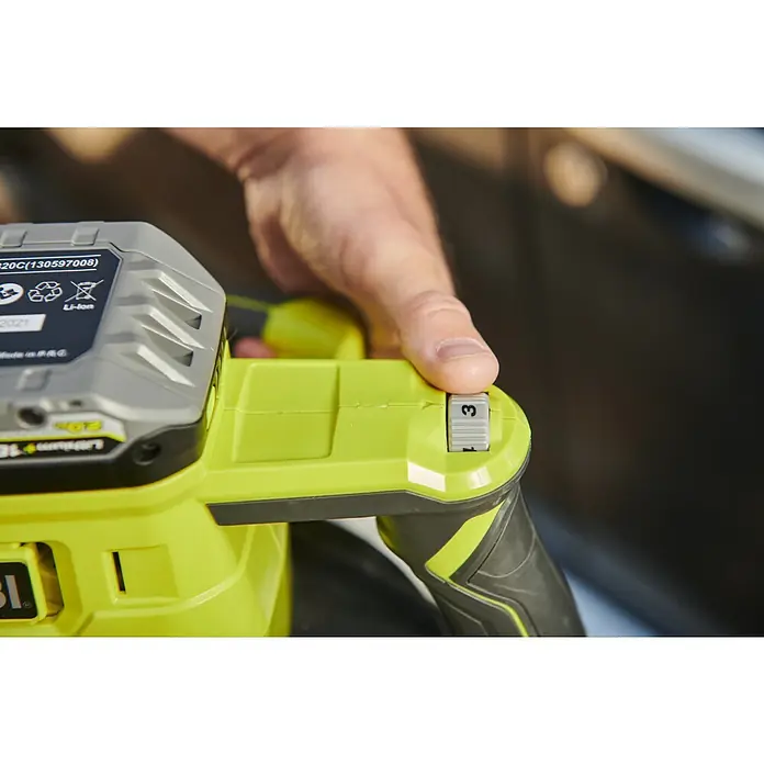 Ryobi ONE+ Poliermaschine RBP18250-0 - 18 V, Ohne Akku, Leerlaufdrehzahl: 2.000 U/min - 3.600 U/min - Ein Akku-Laubsauger der Marke Ryobi wird mit einer Hand auf Stufe drei eingestellt, um die Saugleistung zu optimieren.