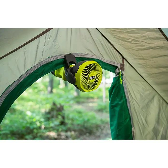 Ryobi ONE+ Akku-Ventilator RCF18-0 - 18 V, Ohne Akku - Ein gelber Ryobi Ventilator ist an einem Zelt befestigt und sorgt für eine angenehme Brise während des Campings.