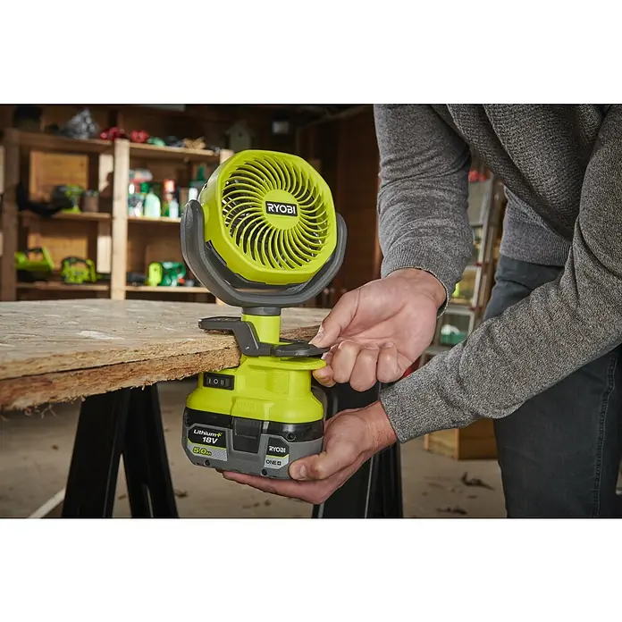 Ryobi ONE+ Akku-Ventilator RCF18-0 - 18 V, Ohne Akku - Ryobi 18V ONE+ Akku-Ventilator wird an einer Tischplatte befestigt. Perfekt für Baustellen und Werkstätten, kabellos und tragbar.