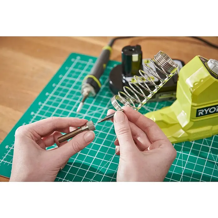 Ryobi ONE+ Akku-Lötkolben RSI18-0 - 18 V, Ohne Akku - Eine Nahaufnahme eines RYOBI-Lötkolbens, wobei die Hand die Spitze des Lötkolbens hält.