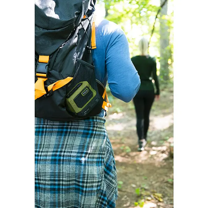 Ryobi ONE+ Akku-Bluetooth-Radio RBTM18-0 - 5 W, Ohne Akku - Ein Rucksack mit einer gelben Ryobi-Akkubox in der Seitentasche, ideal für Outdoor-Aktivitäten und Abenteuer in der Natur.