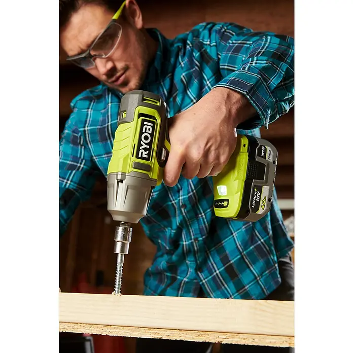 Ryobi ONE+ Akku-Schlagschrauber RIW18-0 - 18 V, Ohne Akku, 600 Nm - Nahaufnahme eines Mannes, der mit einer Ryobi Akku-Schlagschrauber arbeitet und eine Schraube in ein Holzbrett dreht.