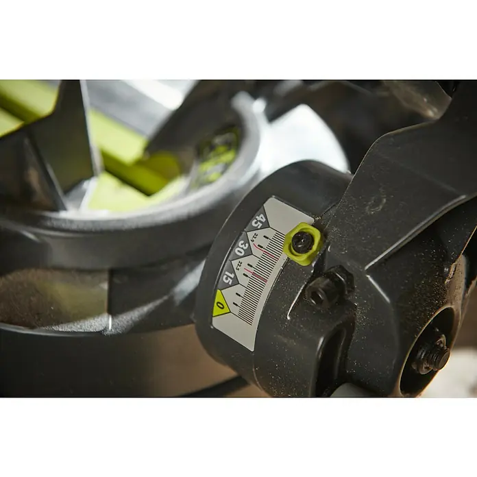Ryobi ONE+ Akku-Kapp- & Gehrungssäge RMS18190-0 - 18 V, Ohne Akku, 3.600 U/min - Detailaufnahme einer Ryobi Kapp- und Gehrungssäge, die den Winkelmesser zeigt, der auf etwa 22,5 Grad eingestellt ist.