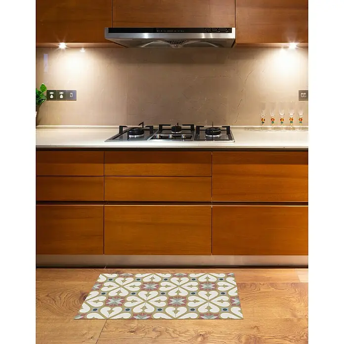 Alfombra de vinilo Croma BCN - Multicolor, 75 x 45 cm - Esta toma muestra una alfombra de cocina estampada colocada frente a un mueble de cocina con armarios de madera.