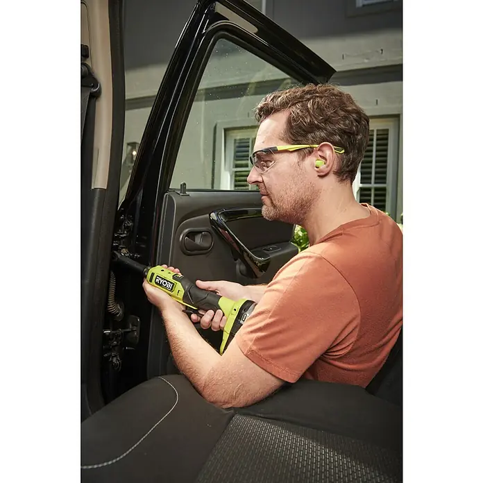 Ryobi ONE+HP Akku-Ratschenschrauber RRW1814X-0 - 18 V, Ohne Akku, ¼″, 60 Nm - Ein Mann benutzt ein Ryobi Multifunktionswerkzeug im Auto, um Reparaturen durchzuführen. Das Werkzeug ist gelb-schwarz.