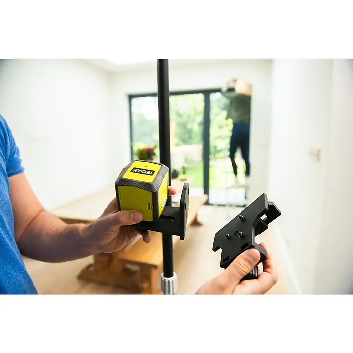 Ryobi Teleskopstange RBCLTP1 - 3 -tlg., Arbeitshöhe: 124 cm - 320 cm - Ein Ryobi Laser Level mit Halterung wird präsentiert. Ideal für präzise Ausrichtung bei Heimwerkerprojekten.