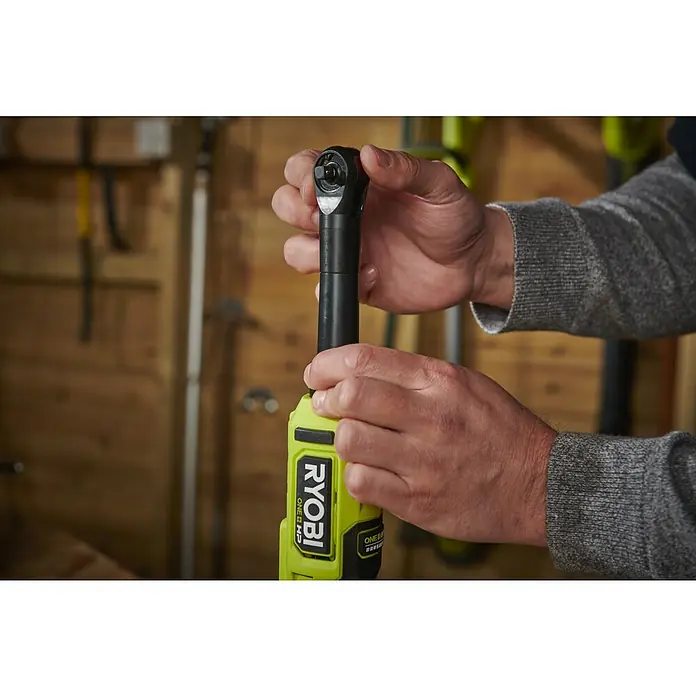 Ryobi ONE+HP Akku-Ratschenschrauber RRW1814X-0 - 18 V, Ohne Akku, ¼″, 60 Nm - Nahaufnahme eines Ryobi ONE+ HP Akku-Ratschenschraubers, der von Händen gehalten wird.
