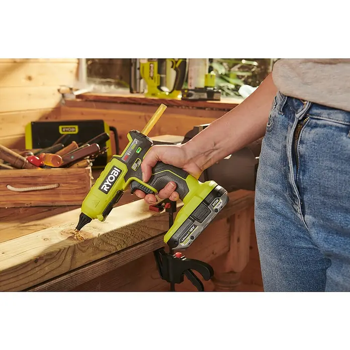 Ryobi ONE+ Akku-Heißklebepistole RGL18-0 - 18 V, Ohne Akku, 130 °C - 200 °C - RYOBI Akku-Heißklebepistole beim Auftragen von Klebstoff auf ein Stück Holz, ideal für Bastel- und Heimwerkerprojekte.