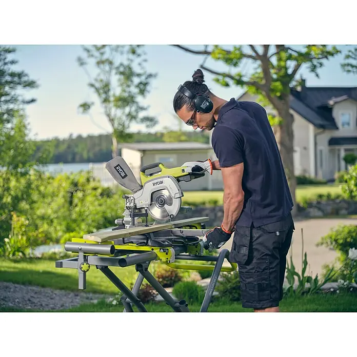 Ryobi ONE+ Akku-Kapp- & Gehrungssäge R18MS216-0 - 18 V, Li-Ionen, Ohne Akku, 0 U/min - 3.200 U/min - RYOBI Kapp- und Gehrungssäge im Einsatz, ideal für präzise Holzzuschnitte im Garten oder der Werkstatt. Hohe Leistung und Flexibilität.