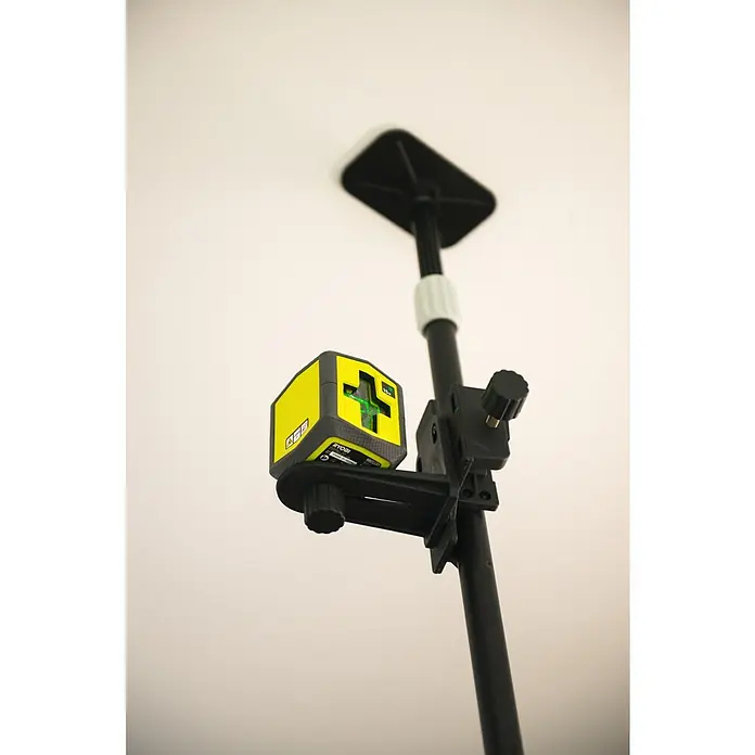 Ryobi Teleskopstange RBCLTP1 - 3 -tlg., Arbeitshöhe: 124 cm - 320 cm - Eine Nahaufnahme eines Ryobi Kreuzlinienlasers auf einem Stativ, der für präzise Ausrichtung bei Bau- und Renovierungsarbeiten verwendet wird.