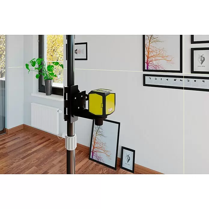 Ryobi Teleskopstange RBCLTP1 - 3 -tlg., Arbeitshöhe: 124 cm - 320 cm - Gelbes und schwarzes Lasernivelliergerät auf schwarzer Stange, projiziert grüne Linien zur präzisen Messung im Raum.